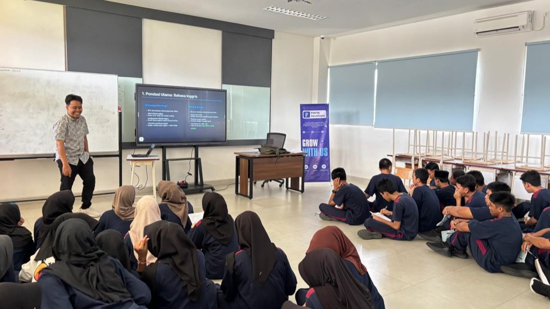 CaritaHub team member teaching a technology class at Sekolah Rakyat